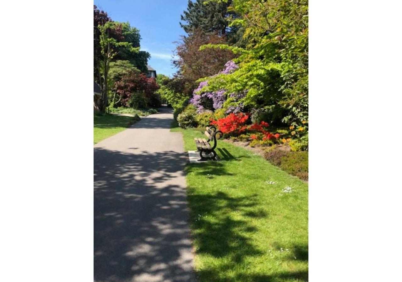 Perfectly Located 4 Storey Townhouse With 2 Parking Spaces In Central Harrogate Exterior foto